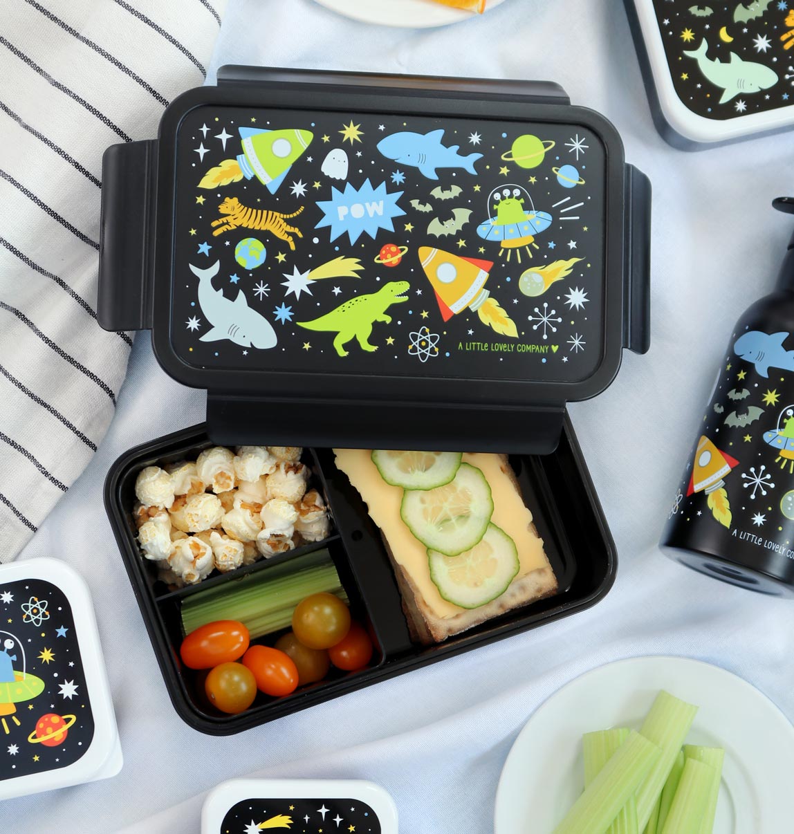 Zwart Galaxy bento lunchdoos met stoere opdruk op deksel met dino, haai en raket