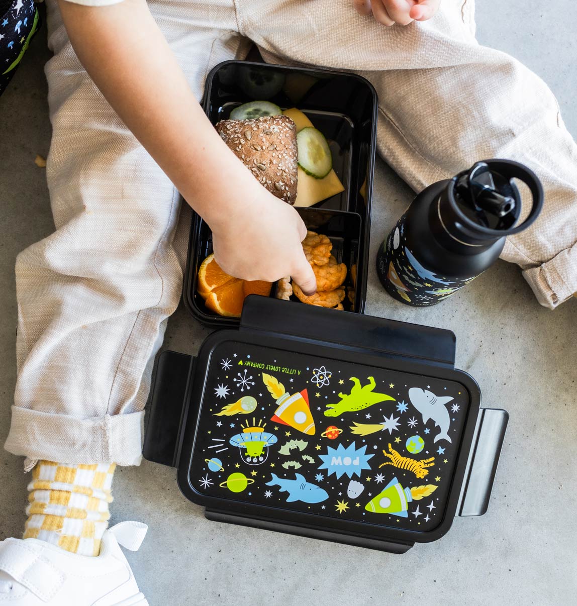 Zwart bento lunchbakje met stoere opdruk op deksel met kind en fles