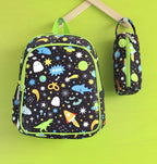 Vooraanzicht van zwarte galaxy rugzak met bijpassend etui met stoere print, op groene achtergrond
