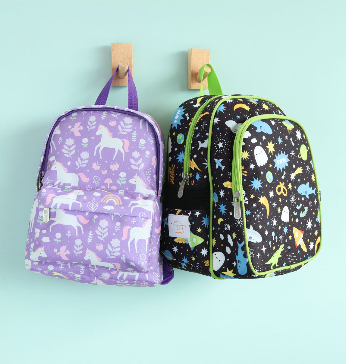 paarse unicorn dreams rugzak naast de zwarte galaxy rugzak 