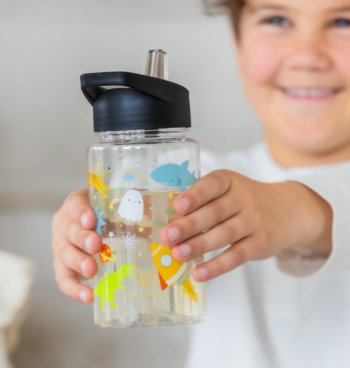 jongen met transparante drinkfles met zwarte dop en stoere print voor kinderen