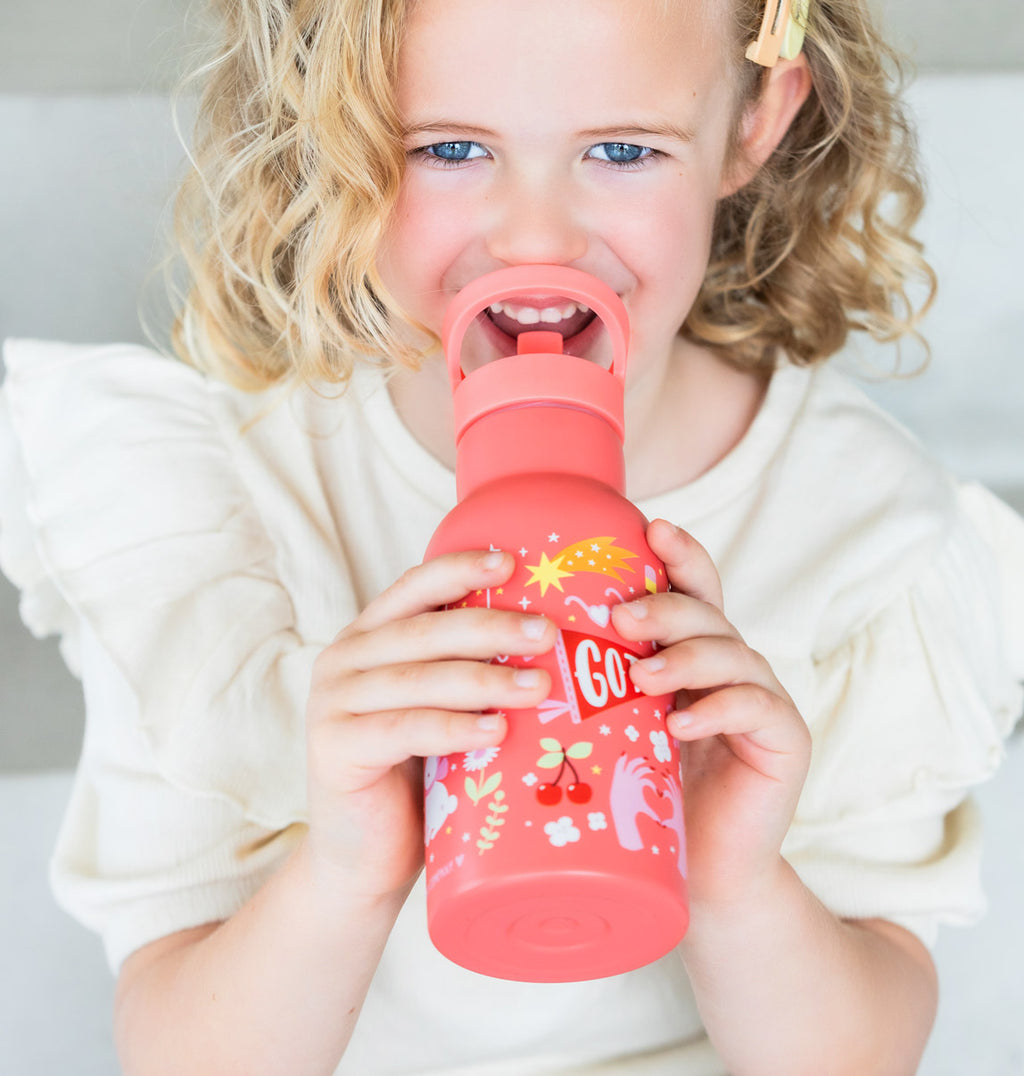 lachend meisje met rode drinkfles