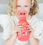 lachend meisje met rode drinkfles
