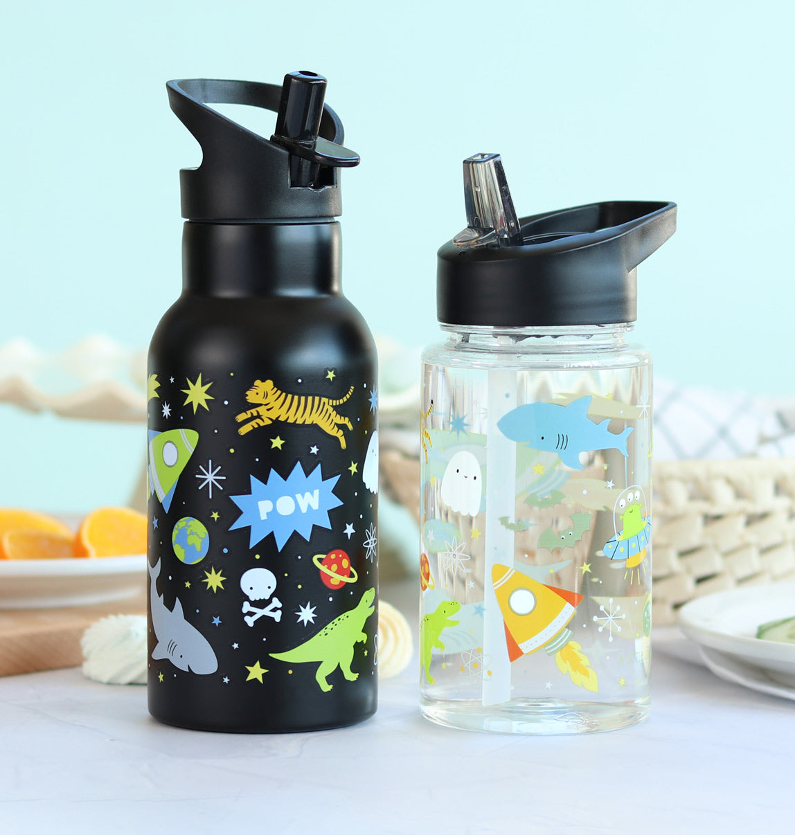 zwarte rvs drinkfles en transparante drinkfles voor kids met dino en tijger opdruk