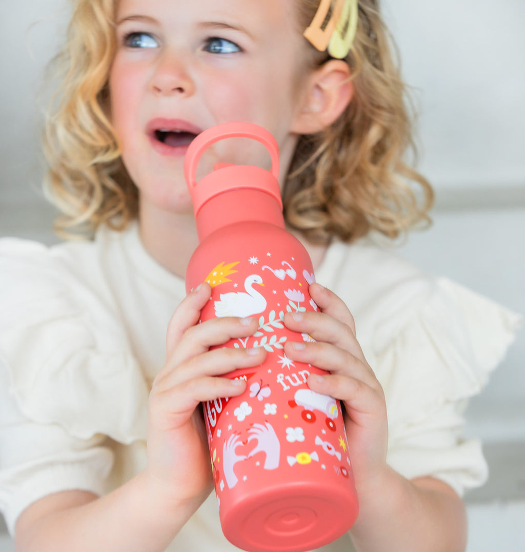 meisje met rode drinkfles Fun