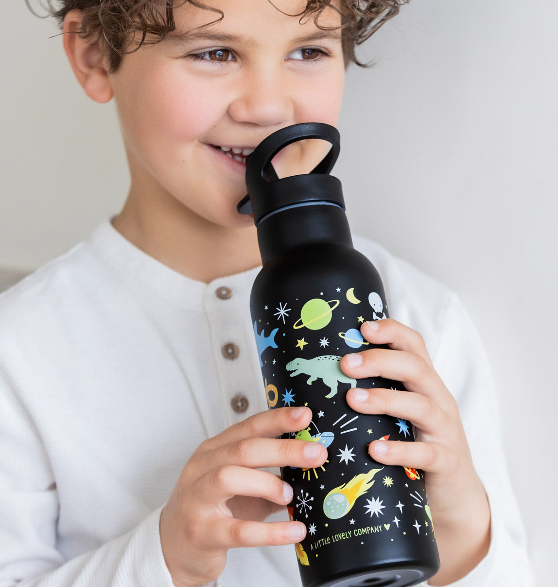 jongetje met zwarte drinkfles