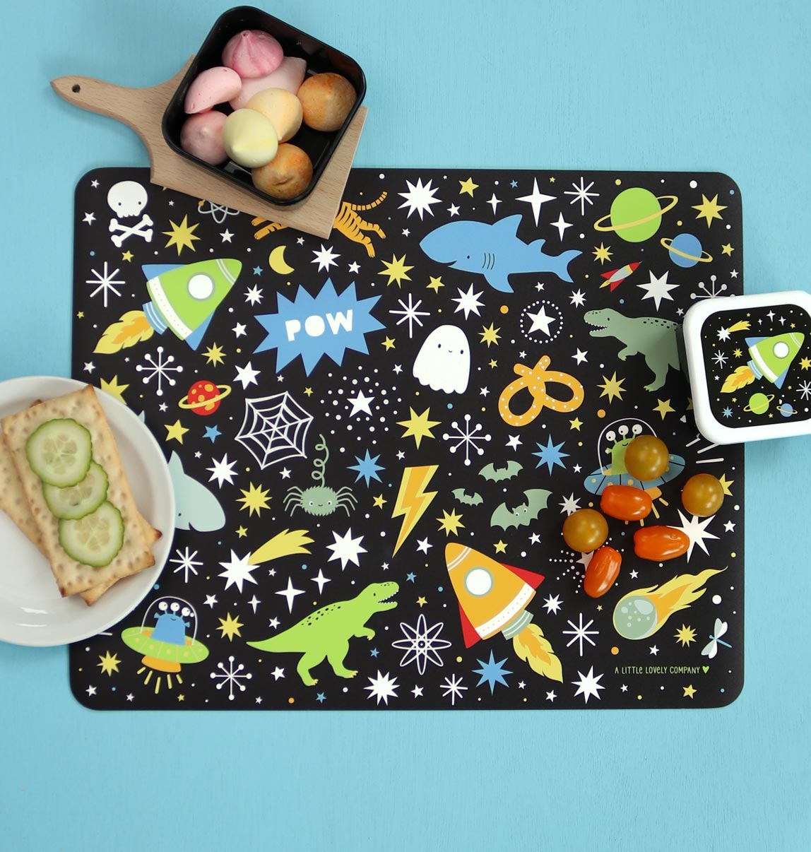zwarte galaxy placemat op blauwe achtergrond