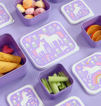 Paarse lunch en snackbox set gevuld met groente, fruit en snoep uit de eenhoorn collectie