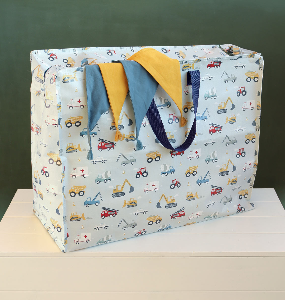 XL opbergtas van a little lovely company met voertuigen print