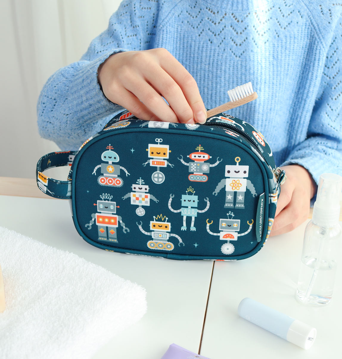 Toiletry bag: Robots