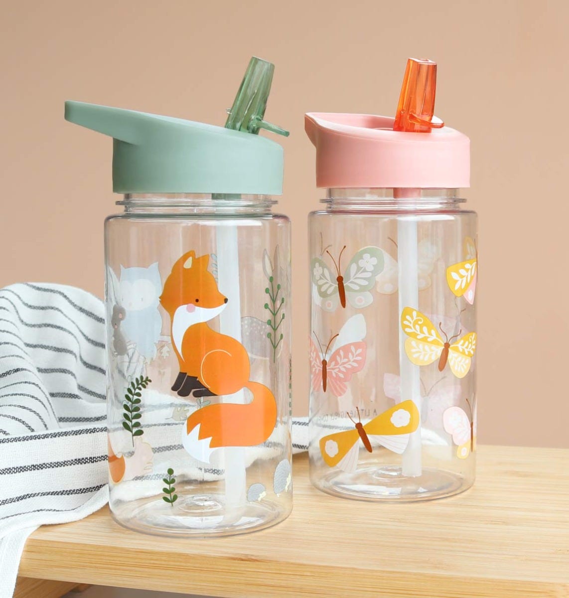 twee transparante drinkflessen met tuit voor kleine kinderen van a little lovely company 