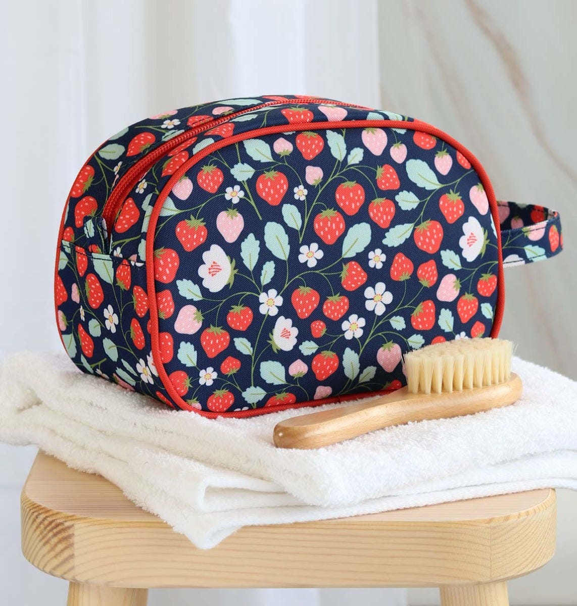 Toiletry bag: Strawberries